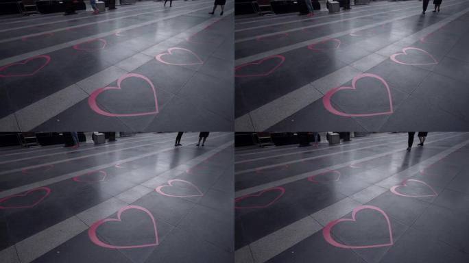 泰国曼谷神社附近地板上的心脏贴纸社交距离标记。