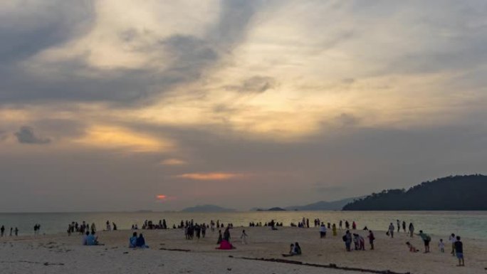 游客在海滩上等待大海和日落，延时视频