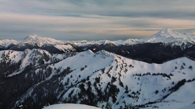 从白雪覆盖的山脊看贝克山和舒克山峰全景鸟瞰图