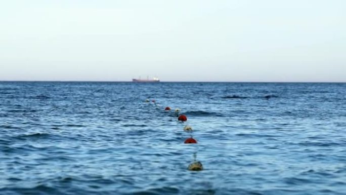 蓝色海面上的浮标。许多漂浮在水面上的空红色系泊浮标