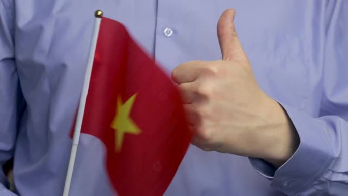 一名男子在露天举着越南国旗。