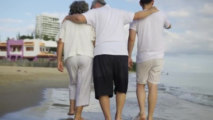 一个家庭的4k视频片段在海滩上度过了美好的时光，家庭生活方式的概念