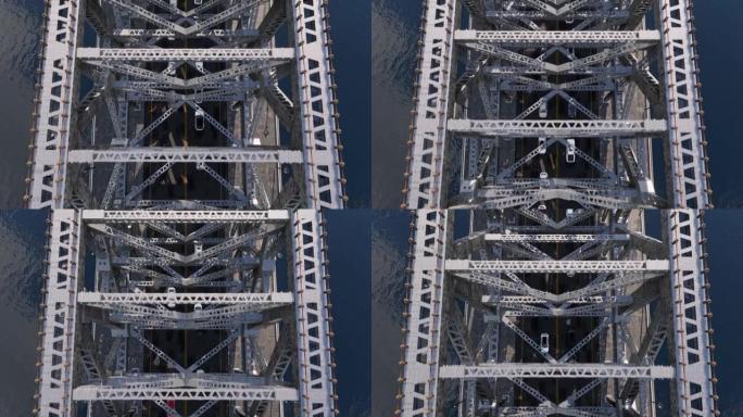 从钢结构悬索桥上方俯瞰下方移动的交通