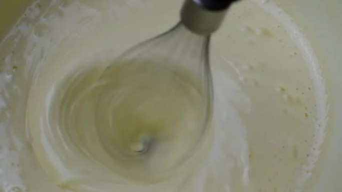 用浸入式搅拌机制作蛋糕面团