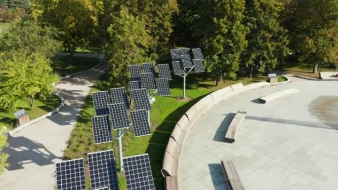在波兰华沙的一个城市公园中，智能城市技术光伏厂将无人机飞越公园中的一系列太阳能电池板。