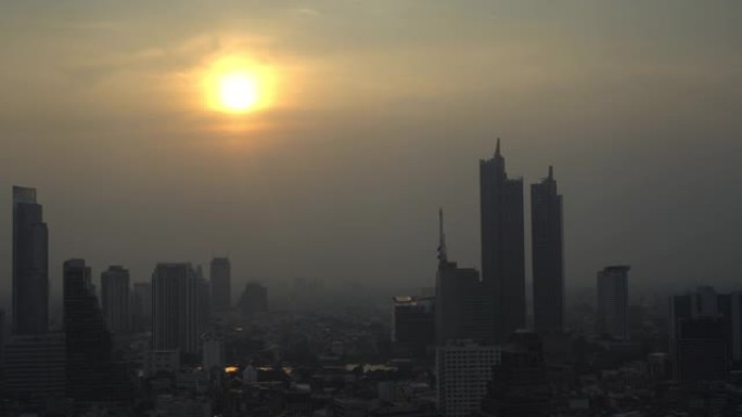 曼谷市大都会视日落时建筑物的灰色烟雾剪影