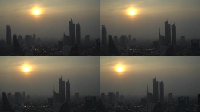 曼谷市大都会视日落时建筑物的灰色烟雾剪影