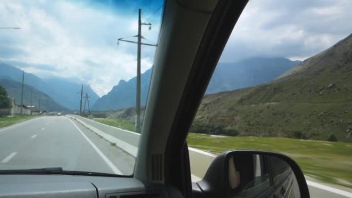 夏天，汽车沿着山路行驶。