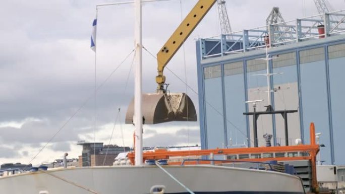 一台起重机在赫尔辛基的码头做一些装载工作