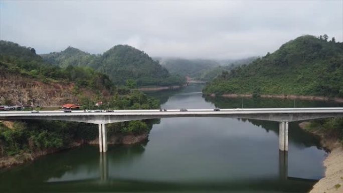 无人驾驶飞机在泰国南部的水库或河流上的高角度视图桥。雅拉省邦朗大坝上的桥路