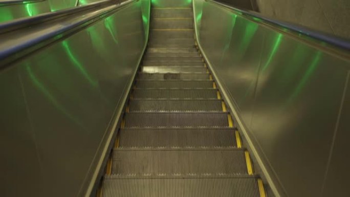 向下移动自动扶梯进入地铁站