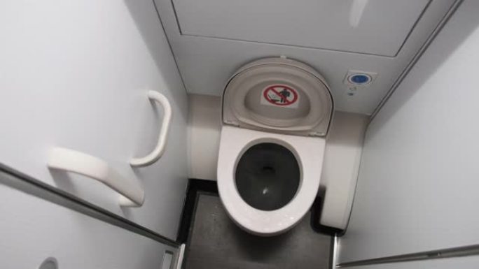 飞机上的公共厕所，飞机浴室。飞机上的厕所里