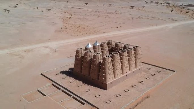 摄像机无人机飞越沙特阿拉伯利雅得省废弃的传统泥砖阿拉伯鸽舍