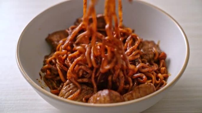 Jjapaguri或Chapaguri，韩国黑豆牛肉辣面-韩国美食风格