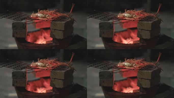 烤虾，对虾在亚洲炭炉上烧烤