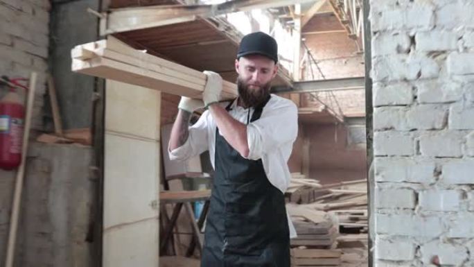 在自己的木工店里当木匠的人。小企业概念