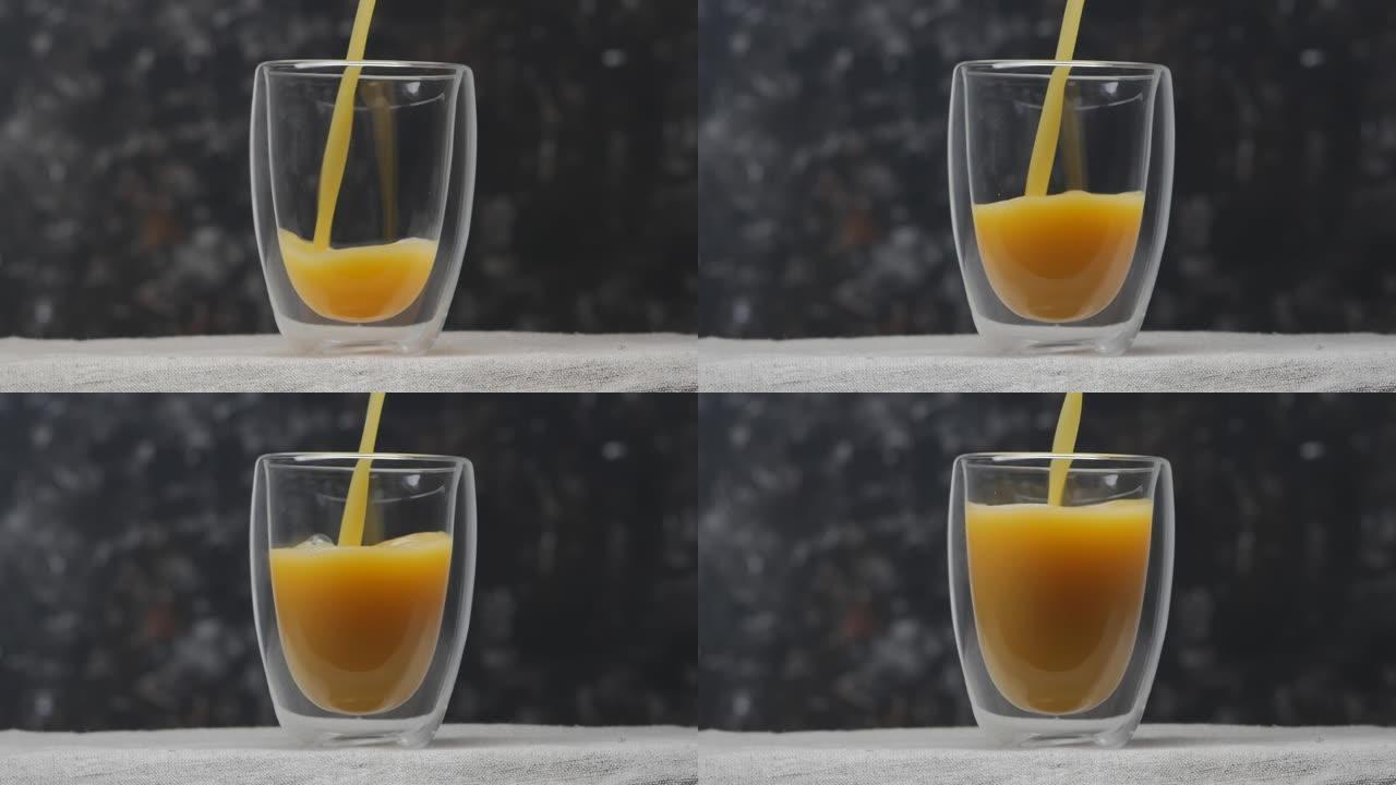 将柑橘汁倒入双层玻璃杯中。黑色背景上的玻璃特写。慢动作