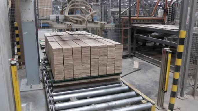 木工厂。拼花板生产线。现代层压地板工业工厂。