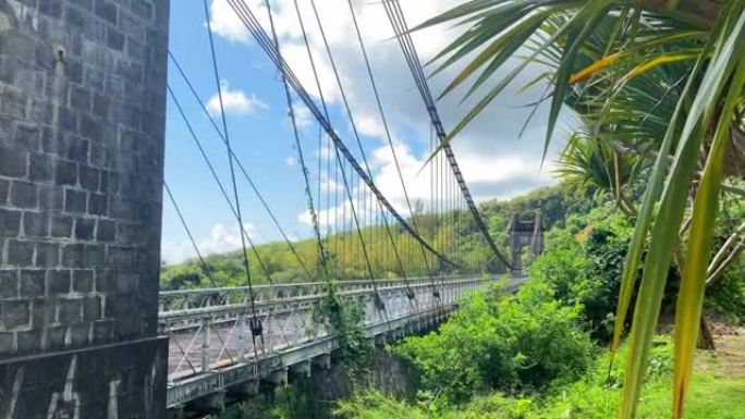 Pont suspendu，圣罗斯留尼汪岛上的一座吊桥，是圣贝诺 (Saint-beno î t) 