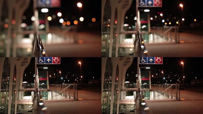 残疾人交通标志。空汽车站之夜。