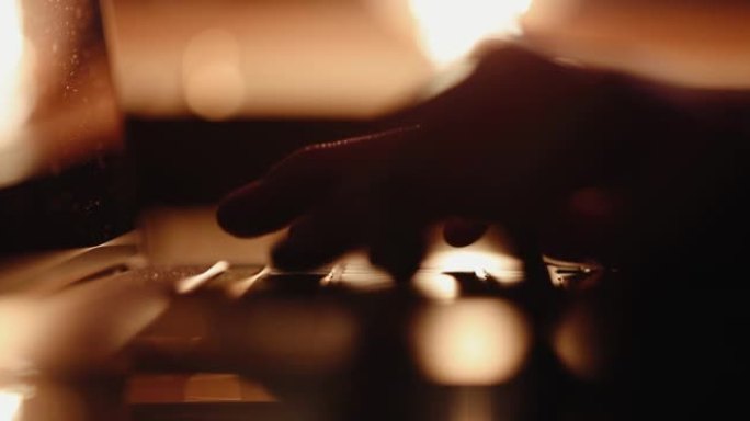 男人晚上在键盘上打字