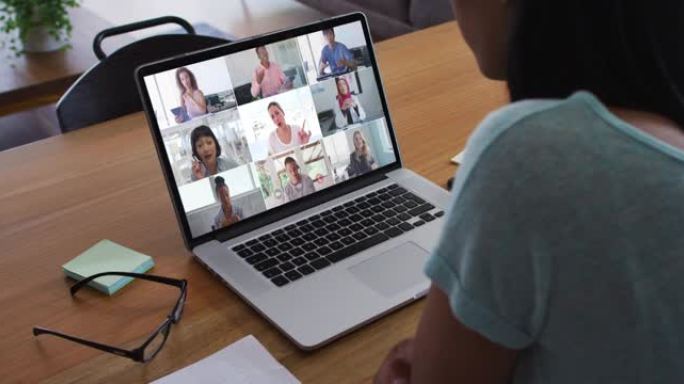非裔美国妇女在笔记本电脑上与办公室同事进行视频会议