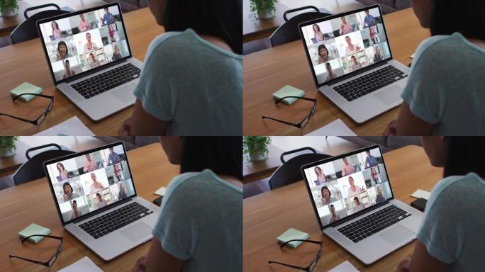 非裔美国妇女在笔记本电脑上与办公室同事进行视频会议