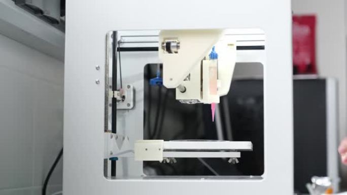 研究人员加载墨盒并将3D生物打印机调整到3D打印单元到电极上。4k视频。