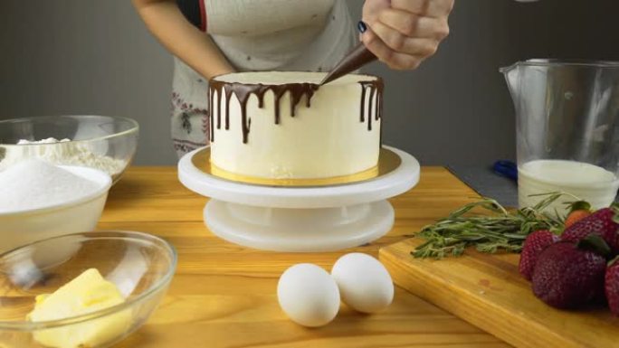 厨师挤压奶油巧克力糖衣蛋糕白色蛋糕覆盖巧克力和奶油巧克力蛋糕装饰蛋糕乡村糕点糕点厨师现代蛋糕