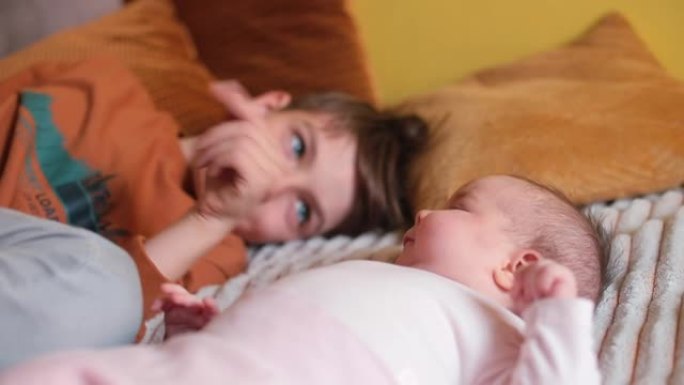 哥哥和躺在床上的姐姐一起玩交流孩子快乐的时刻