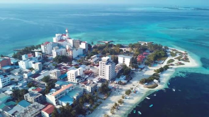 马尔代夫Maafushi岛当地海滩的4k镜头鸟瞰图