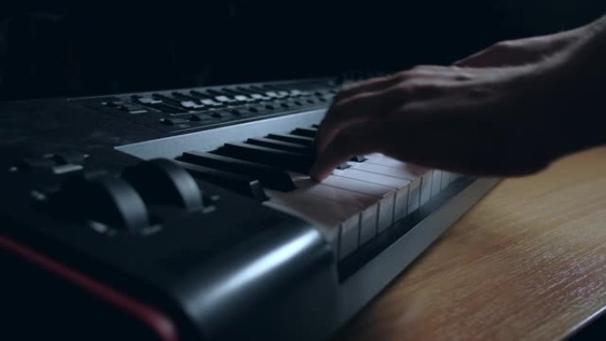 音乐家演奏MIDI键盘