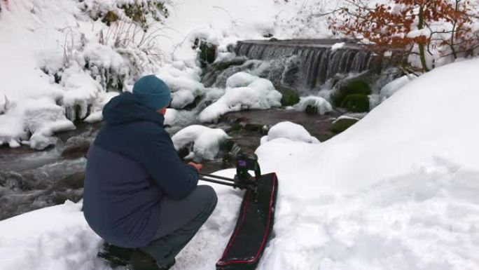 一名男子使用滑块摄像机捕获喀尔巴阡山脉中的山流