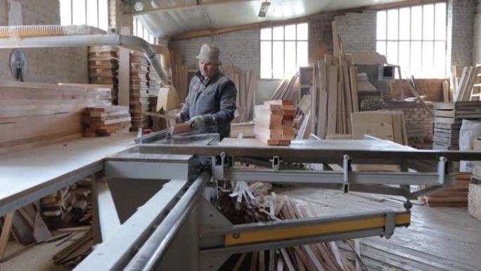 木匠在自己的木工店里工作。他在锯木厂工作。小企业概念
