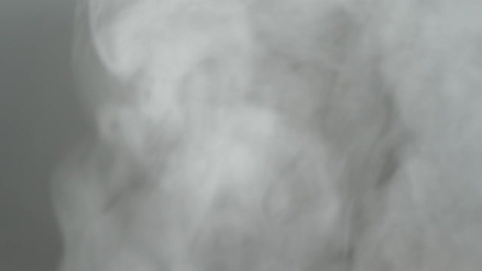 雾烟雾水液体蒸汽背景下，加湿器将水分添加到干燥空气特写中。