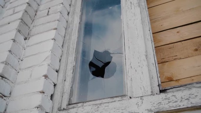 在一栋废弃的建筑中，窗户里的玻璃被打碎了。人口减少的建筑和启示录的气氛