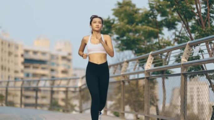 年轻女子在城市公园路慢跑