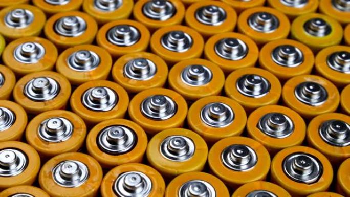 许多使用了AA碱性电池，手指电池堆起来准备回收。地球的有害影响。