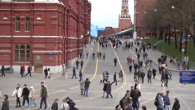 莫斯科，克里姆林宫通道，出口到红场。俄罗斯