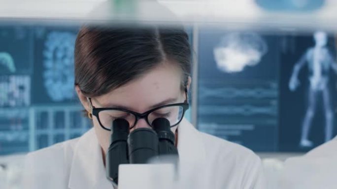 使用显微镜的女科学家-脸部特写。背景下从事冠状病毒研究的女医生