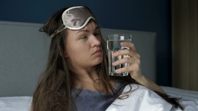过量饮酒后女人的艰难觉醒。头痛，口干，恶心。宿醉综合征