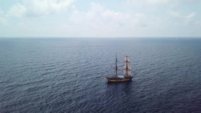 一艘古老的帆船在蓝色水上的鸟瞰图
