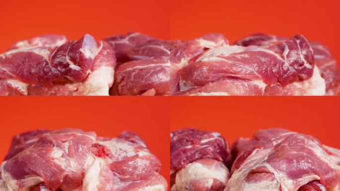 主题是用红色脂肪生肉准备菜肴。旋转的未煮熟猪肉的特写镜头。选择性聚焦，浅景深。新鲜肉制品