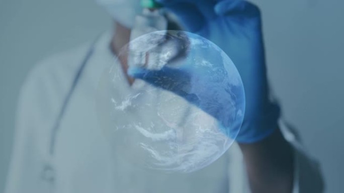 戴着口罩的科学家拿着新型冠状病毒肺炎疫苗的地球仪动画