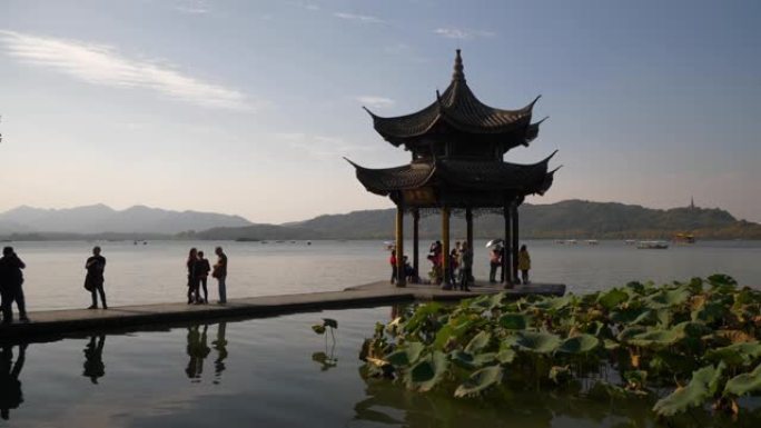晴天时间杭州市著名的西湖拥挤码头海湾宝塔慢动作全景4k中国
