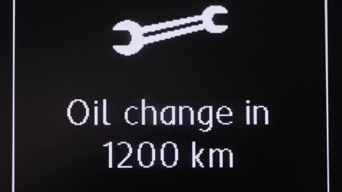 图标服务，用于更换汽车的油液。带换油标志的汽车仪表板