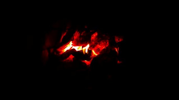 石炉里的柴火正在燃烧。烧焦的灰烬和煤