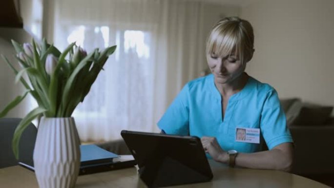 医护人员在家中与患者进行视频通话