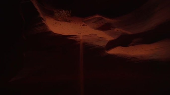 沙子落在黑暗的洞穴里