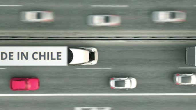 沿高速公路行驶的带有智利制造文字的半挂卡车的俯视图。智利商业相关可循环3D动画